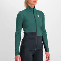 ENGADIN W JACKET 0423549-3000  Couleur :  VERT ARBUSTE Coupe :  ample  2025